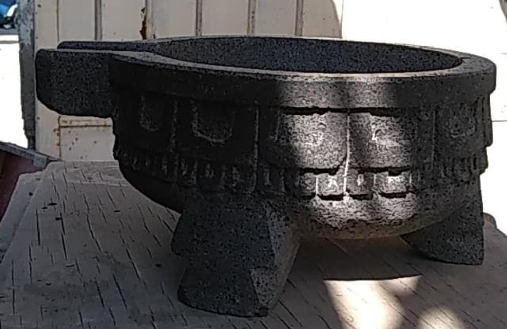 Molcajete de piedra con faldejin prehispánico