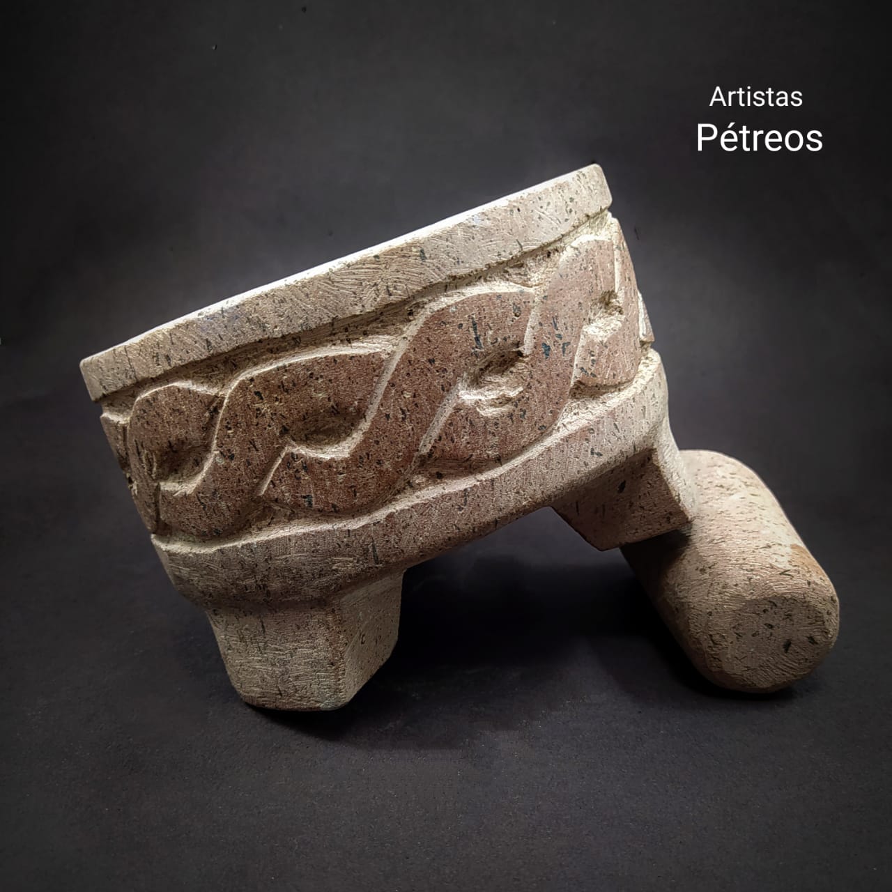 Molcajete con diseño trenzado