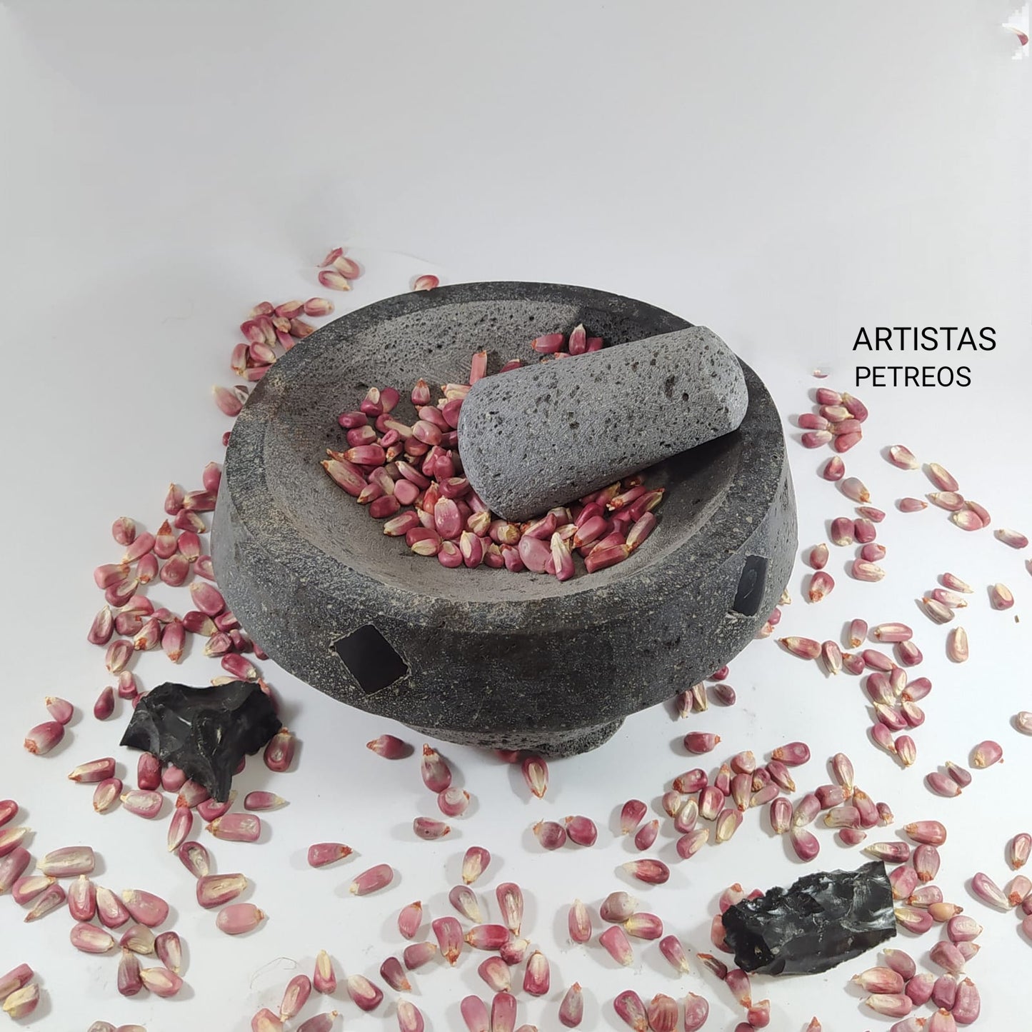 Molcajete de piedra con incrustaciones de obsidiana