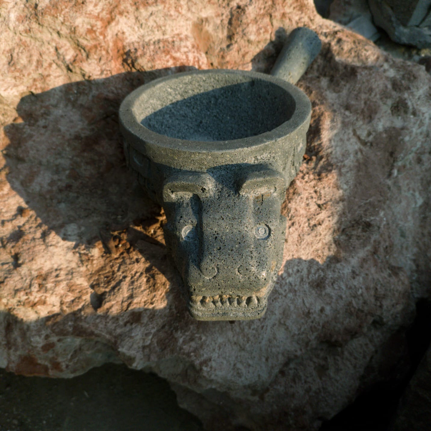 Molcajete de piedra volcánica ocelotl