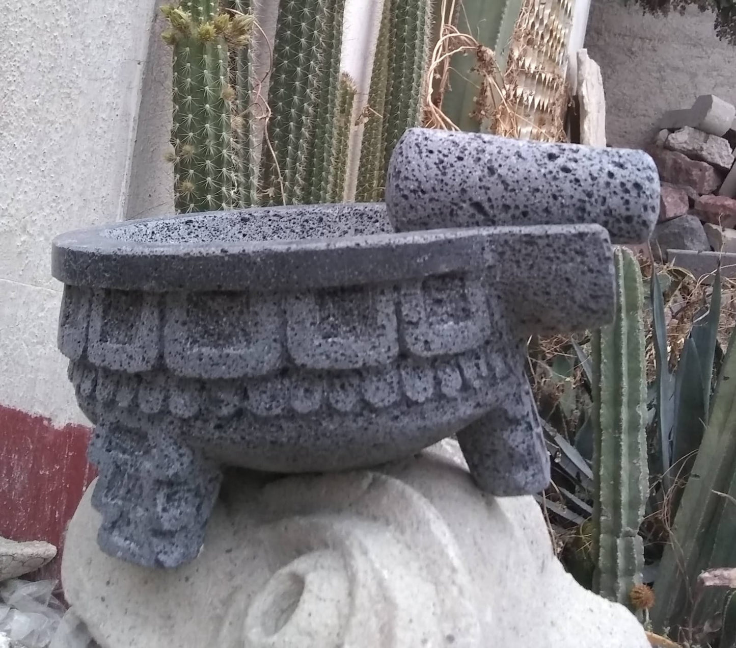 Molcajete de piedra con faldejin prehispánico
