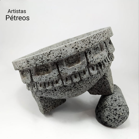 Molcajete de piedra con faldejin prehispánico