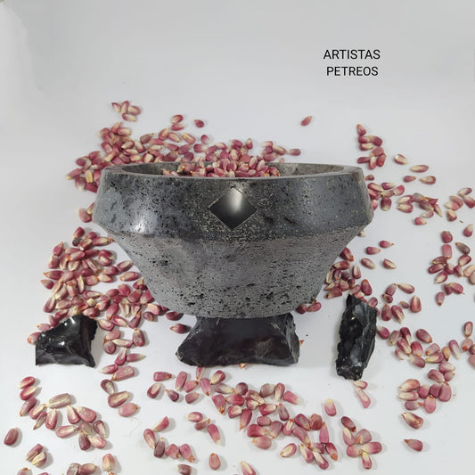 Molcajete de piedra con incrustaciones de obsidiana