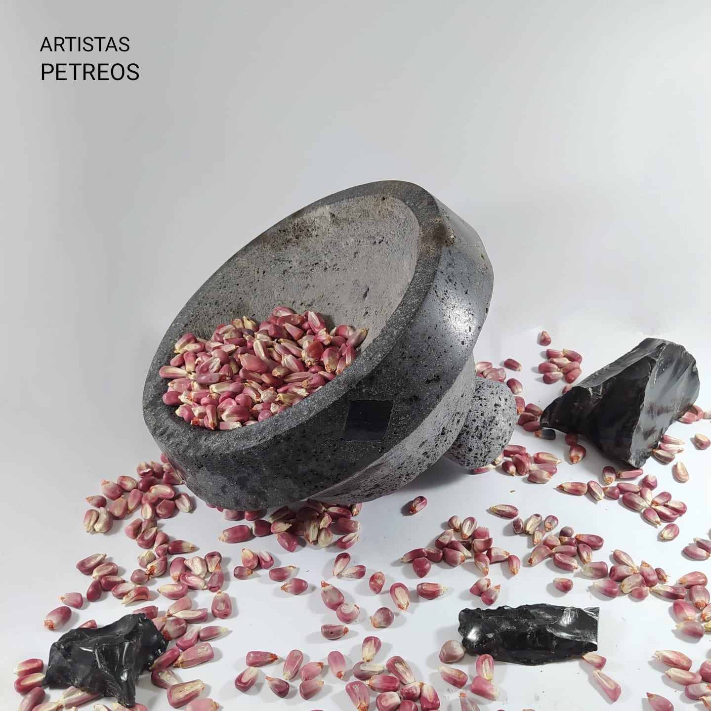 Molcajete de piedra con incrustaciones de obsidiana